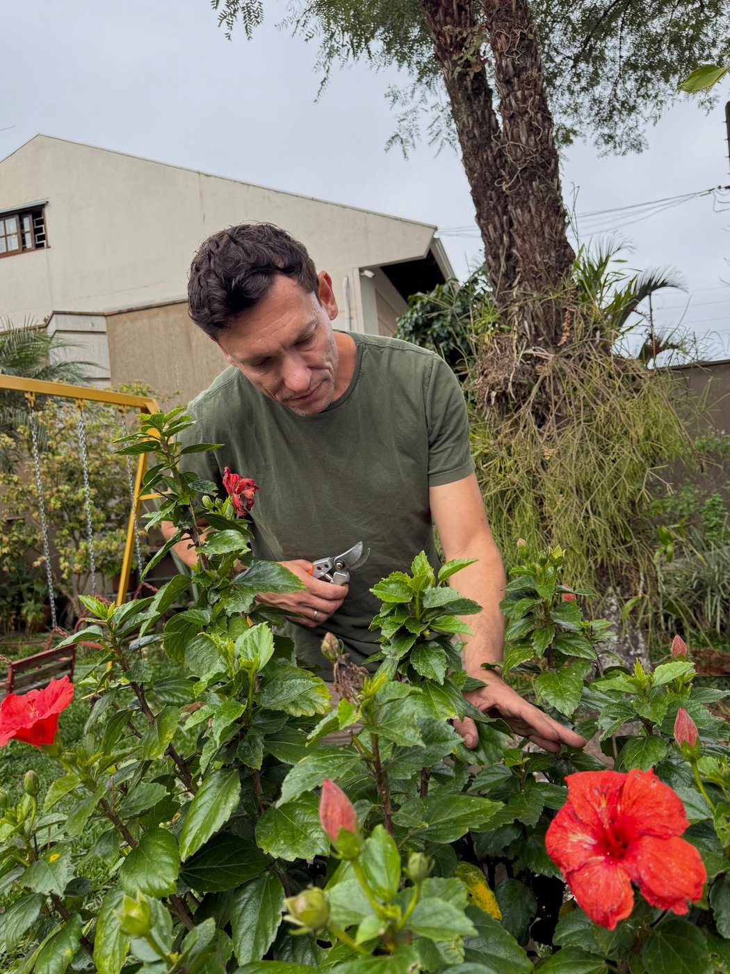 Egon cuidando de um canteiro de flores